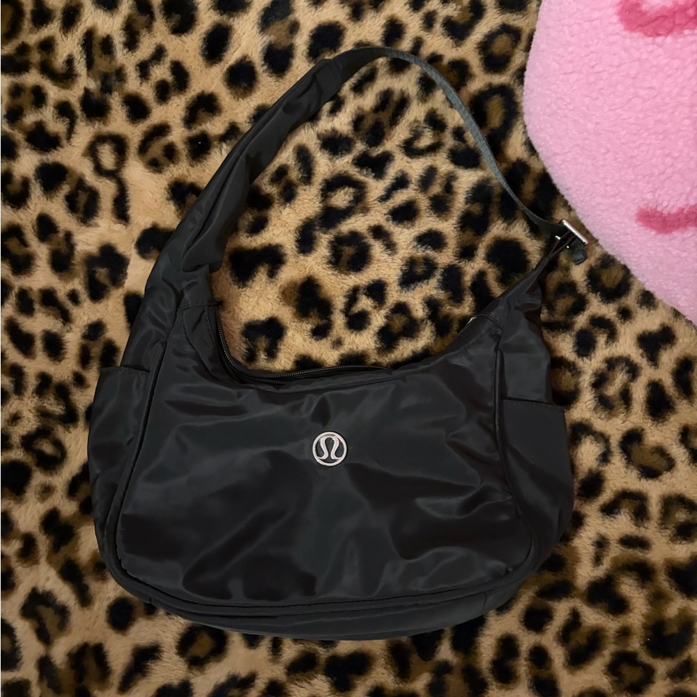lululemon 4L black shoulder bag